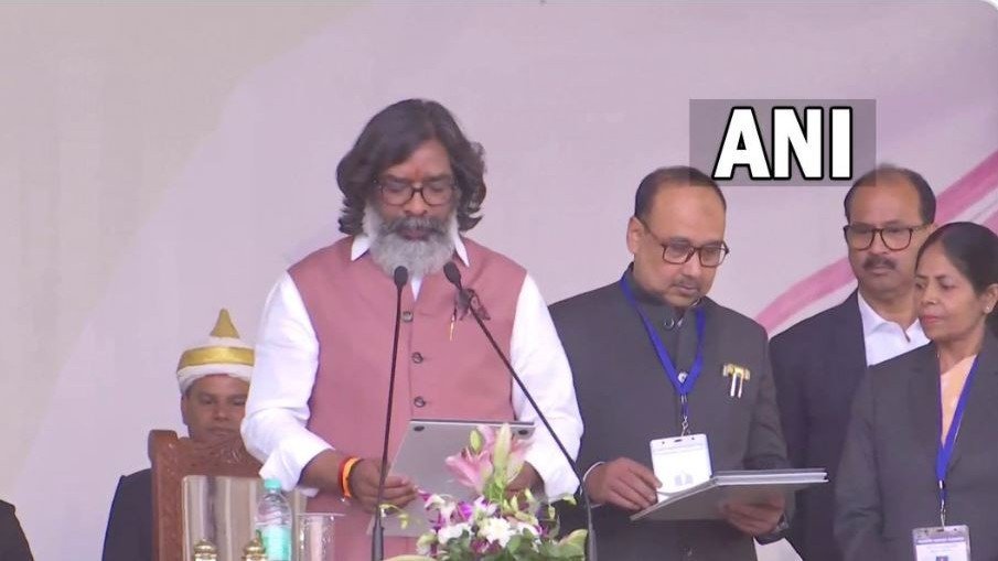 हेमंत सोरेन यांनी घेतली झारखंडच्या मुख्यमंत्रीपदाची शपथ